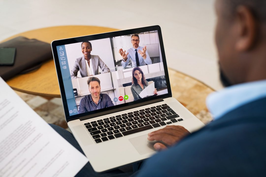 Reunião por videoconferência entre equipe técnica da DGR Services e agentes de carga, com foco em transporte aéreo de artigos perigosos.